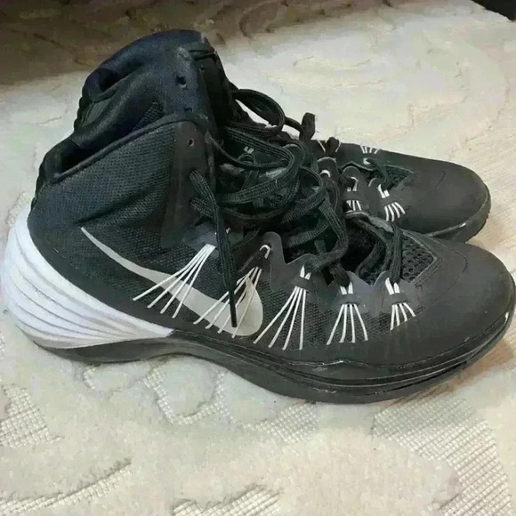 Nikes - Picture 4 of 6